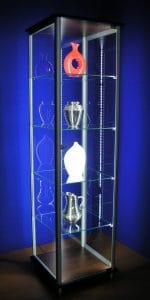 Witryna stojąca szklana z oświetleniem oraz ekspozycją produktów na szklanych półkach