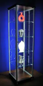Witryna stojąca szklana z oświetleniem oraz ekspozycją produktów na szklanych półkach