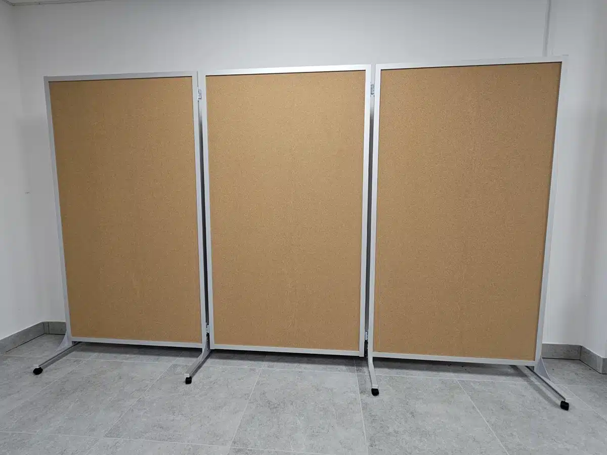 Ścianka korkowa z ekspozycji 3 panele